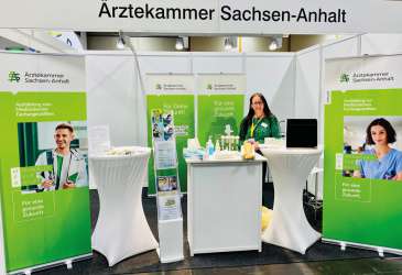 Messestand der Ärztekammer Sachsen-Anhalt zur Ausbildung Medizinischer Fachangestellter auf einer Berufsorientierungsmesse.