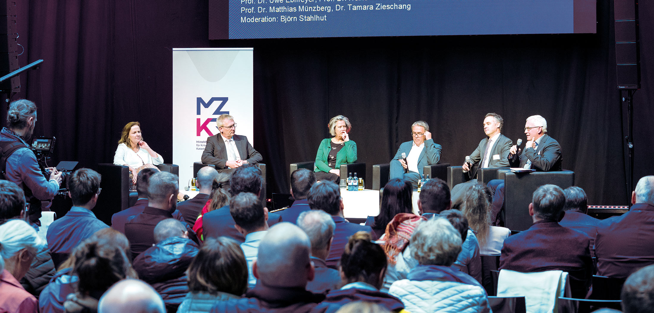 Podiumsdiskussion beim MZKR mit Fachpublikum zu Krisenresilienz und Katastrophenmedizin