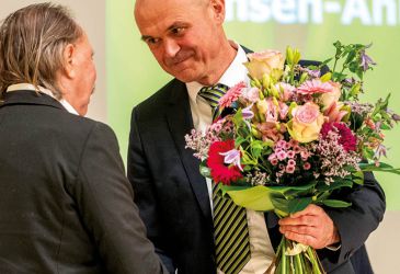 Übergabe eines Blumenstraußes bei einer medizinischen Veranstaltung in Sachsen-Anhalt
