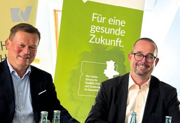 Zwei Vertreter der Ärztekammer Sachsen-Anhalt vor Banner „Für eine gesunde Zukunft“