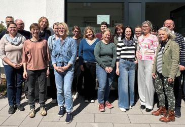 Teilnehmer einer ärztlichen Fortbildung vor einem Veranstaltungsgebäude in Sachsen-Anhalt