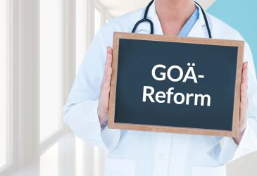 Arzt hält Tafel mit Schriftzug „GOÄ-Reform“, Symbolbild zur Reform der Gebührenordnung für Ärzte